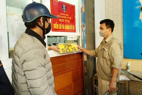 Gấp rút đổi biển số màu vàng