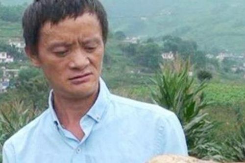 'Jack Ma bán nấm' nổi tiếng một thời: Kiếm bộn tiền nhờ ngoại hình giống tỷ phú nhưng chớp mắt quay lại vạch xuất phát vì một lý do