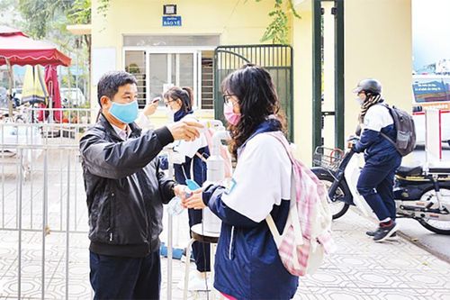 Học sinh lớp 12 trở lại trường học trực tiếp