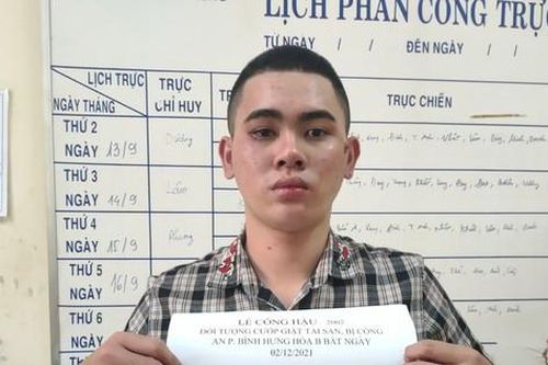 Kẻ cướp bị vây bắt dùng dao tấn công người dân