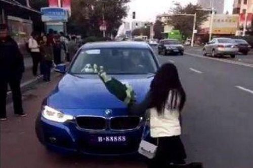 Nguyên nhân cô gái ôm hoa quỳ trước đầu xe BMW
