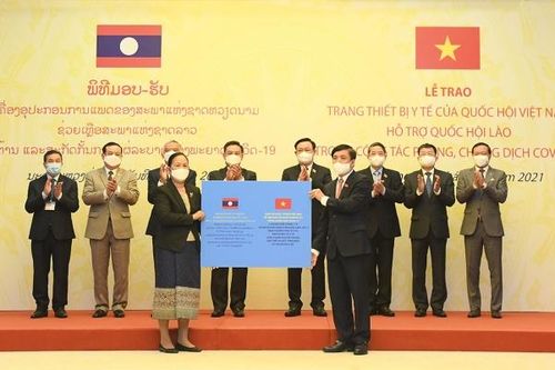 Quốc hội Việt Nam hỗ trợ Quốc hội Lào thiết bị y tế trong phòng, chống dịch COVID-19
