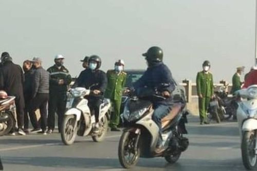 Người phụ nữ bỏ lại ô tô nhảy xuống sông Hồng tự tử