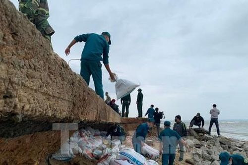 Triều cường xâm lấn, hàng chục nhà dân ở Quảng Ngãi có nguy cơ bị sóng biển 'nuốt chửng'