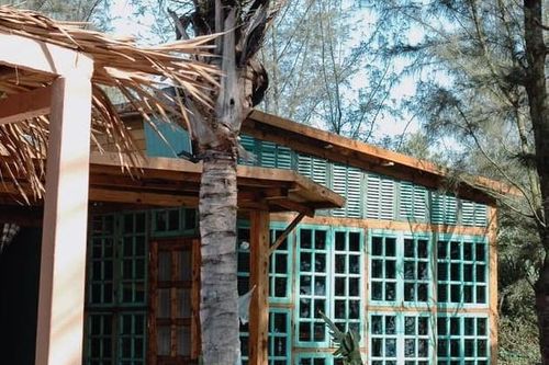 Ngôi nhà màu xanh tận dụng từ đồ gỗ cũ như tuyệt tác bên bờ biển