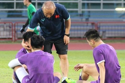 Trước giờ đấu Lào: Song Hải trở lại, HLV Park 'tâm sự kín' với Đình Trọng