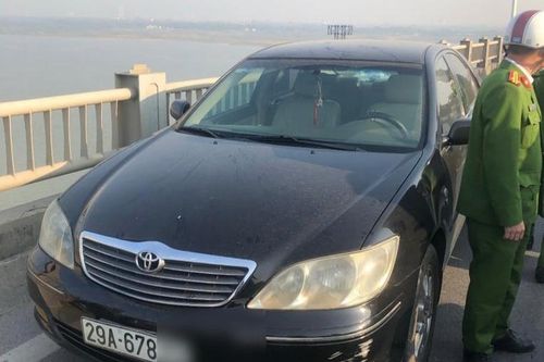 Người phụ nữ bỏ xe Camry trên cầu Vĩnh Tuy nhảy xuống sông Hồng