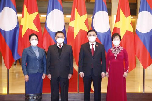 Chủ tịch Quốc hội đón người đồng cấp Lào Xaysomphone Phomvihane