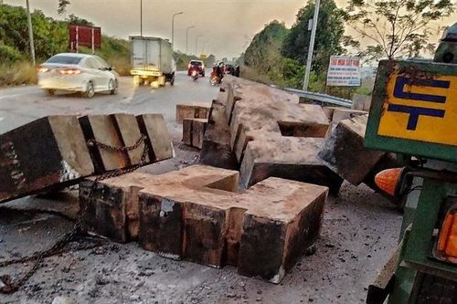 Bắc Giang: Xe đầu kéo làm rơi nhiều khối bêtông đè chết người đi đường