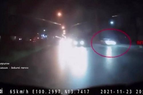 Xế sang BMW lao thẳng vào cột điện bốc cháy kinh hoàng
