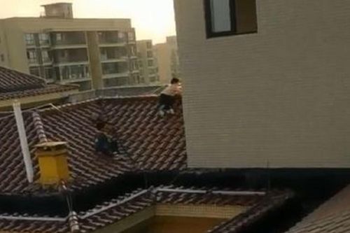 Clip: Kinh hãi khoảnh khắc 4 đứa trẻ trèo ra mái nhà 28 tầng chơi