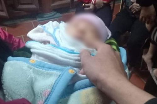 Bé sơ sinh nặng 3,5kg bị bỏ rơi trước cổng chùa ở Hà Nam kèm mẩu giấy: 'Nhờ nhà chùa nuôi giúp'