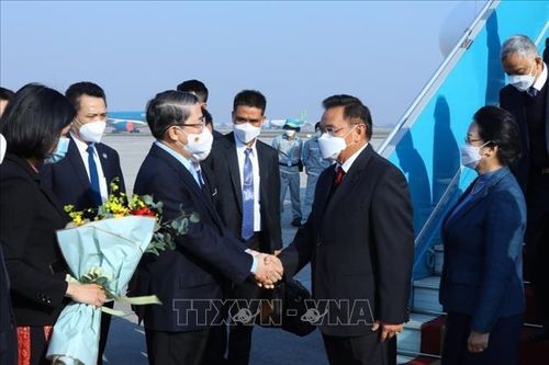 Chủ tịch Quốc hội Lào bắt đầu chuyến thăm chính thức Việt Nam
