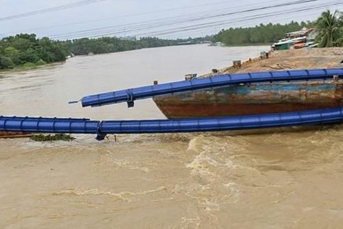 Đã xác định chủ sà lan gây vỡ ống dẫn nước bắc qua sông Cái Nha Trang