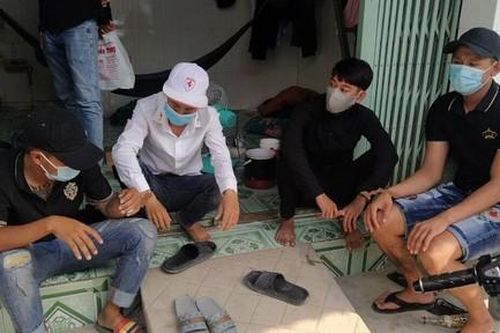 Bắt nhóm dàn cảnh mua vé số, tấn công nạn nhân để cướp