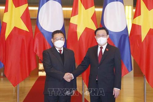 Chủ tịch Quốc hội Vương Đình Huệ đón, hội đàm với Chủ tịch Quốc hội Lào Xaysomphone Phomvihane