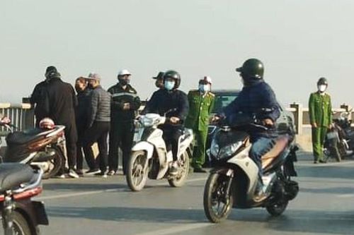1 phụ nữ bỏ lại ô tô trên cầu Vĩnh Tuy, nhảy xuống sông Hồng