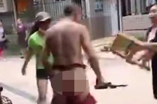 Gã đàn ông trăng hoa 'vùng lên' khi bị cả vợ lẫn bồ đánh đến rách quần 'phơi bày' ra bàn dân thiên hạ và cái kết bất ngờ
