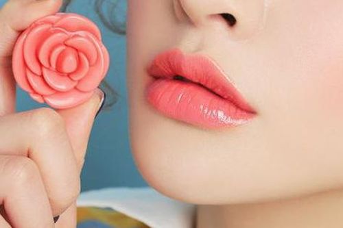 Tips dưỡng môi hiệu quả mùa hanh khô các nàng không nên bỏ qua