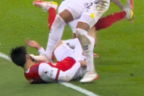 Tomiyasu bị hậu vệ Everton giẫm lên mặt