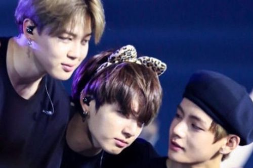 V BTS: Biểu cảm đáng yêu khiến ARMY thích thú