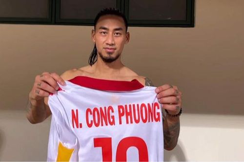 Tiền đạo Lào hưng phấn vì được Công Phượng tặng áo