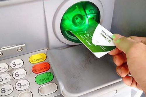 Thẻ từ ATM vẫn giao dịch bình thường sau 31-12-2021
