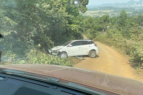 Chiếc Toyota Yaris 'tự lái' trên Đồi Bù, do chủ xe quên phanh tay