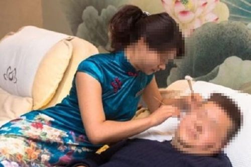 Tư thế ngoáy tai của nhân viên quá nhạy cảm, dịch vụ bị 'xóa sổ'