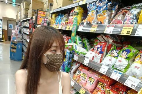 Đỏ mặt trước cô giáo tiếng Nhật 'mặc như không mặc' đi siêu thị