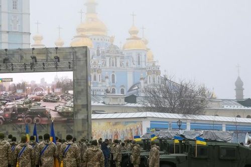 Ukraine khoe khí tài quân sự của Mỹ, thề chống lại Nga
