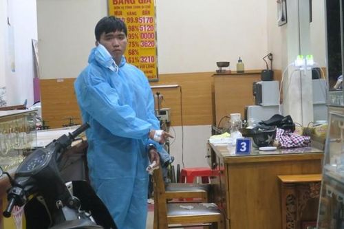 Bắt giữ đối tượng cướp tiệm vàng dùng dao uy hiếp cháu bé 7 tuổi