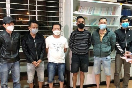 Cảnh sát đột kích, bắt quả tang 30 nam nữ thuê hội trường khách sạn để tổ chức đánh bạc