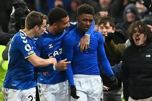 VAR 2 lần cứu thua, Arsenal vẫn ôm hận phút chót trước Everton