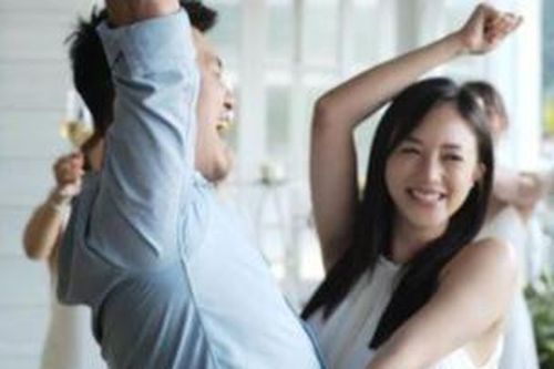 Sau nhiều năm yêu kín tiếng, hot girl Salim bất ngờ được bạn trai cầu hôn