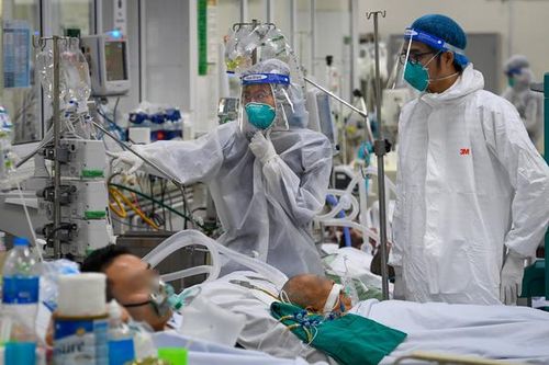 Phòng cấp cứu tuyến cao nhất điều trị Covid-19 ở Hà Nội lại tất bật ngày đêm