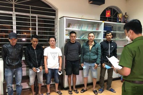 30 con bạc sát phạt nhau trong hội trường khách sạn ven biển