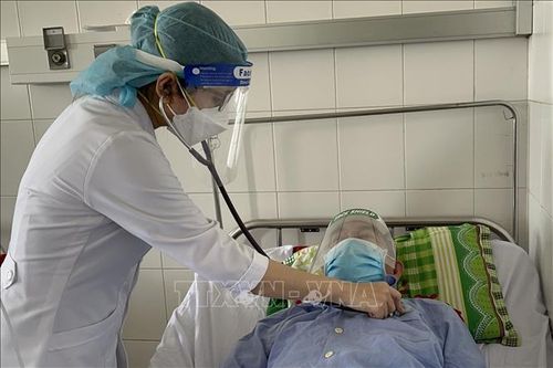 Hy hữu hạt hồng xiêm mắc kẹt trong phế quản bệnh nhân 26 năm