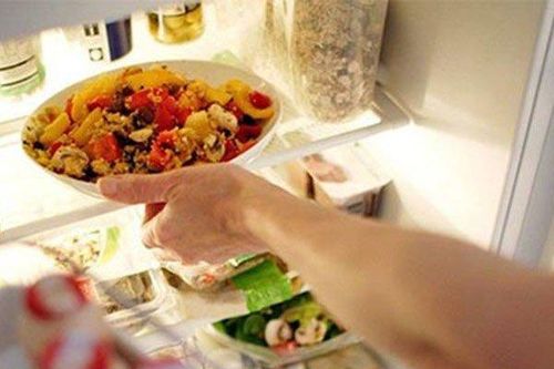 Ăn cơm rang để tủ lạnh, người phụ nữ hôn mê sâu, nguy kịch tính mạng