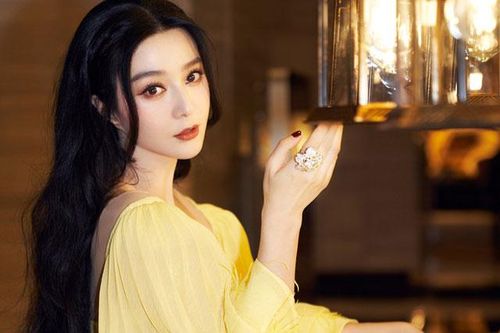 Ảnh 'team qua đường' bóc trần nhan sắc thật của Phạm Băng Băng tại sự kiện, visual lộ khuyết điểm quá rõ rệt