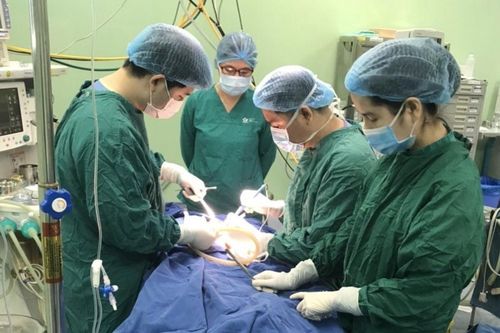 Bé gái bị khối u khổng lồ khiến bị biến dạng nửa người, đã được phẫu thuật thành công