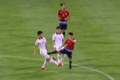 Đạp thẳng chân Phan Văn Đức khiến ông Park tái mặt, Messi Lào lên tiếng thanh minh