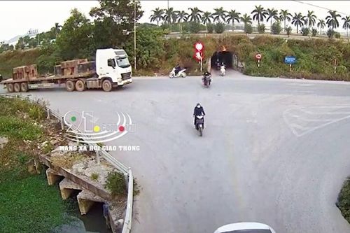Camera ghi cảnh xe đầu kéo làm rơi hàng chục khối bê tông cỡ lớn đè người đi đường tử vong