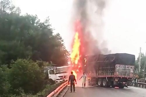Clip: Kinh hoàng cảnh hai xe tải đối đầu bốc cháy dữ dội, 4 người thương vong