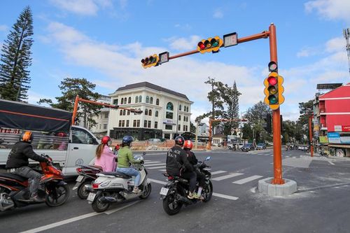 Tập trung nguồn lực khôi phục và thúc đẩy nền kinh tế phát triển nhanh, toàn diện, bền vững