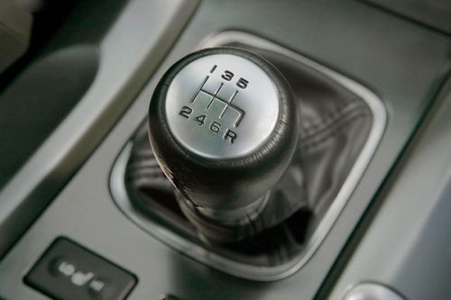 Vì sao nhiều người thích lái xe ô tô số sàn?