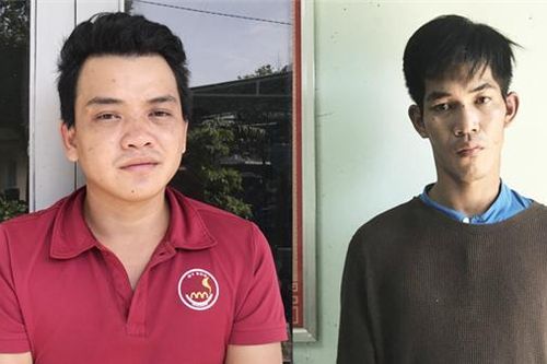 Hai tên cướp giật điện thoại bị người dân vây bắt