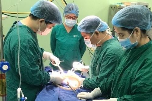 Phẫu thuật khối u bạch huyết khổng lồ cho bé sơ sinh 10 ngày tuổi