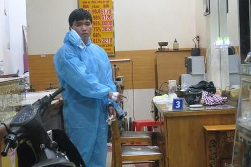 Khống chế kẻ kề dao vào cổ bé 7 tuổi con chủ tiệm vàng để cướp tài sản