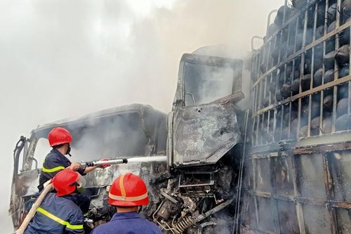Hai xe tải đối đầu bốc cháy dữ dội, 4 người thương vong